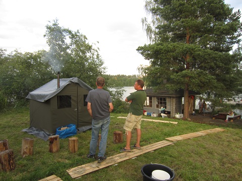 Telttasaunassa saunominen on aivan uskomaton elämys. Välillä uimaan ja takaisin saunaan.
